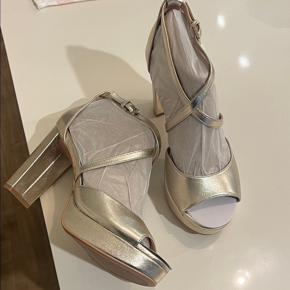 Naturalizer Women's Metallic Gold Block Heel Sandals
